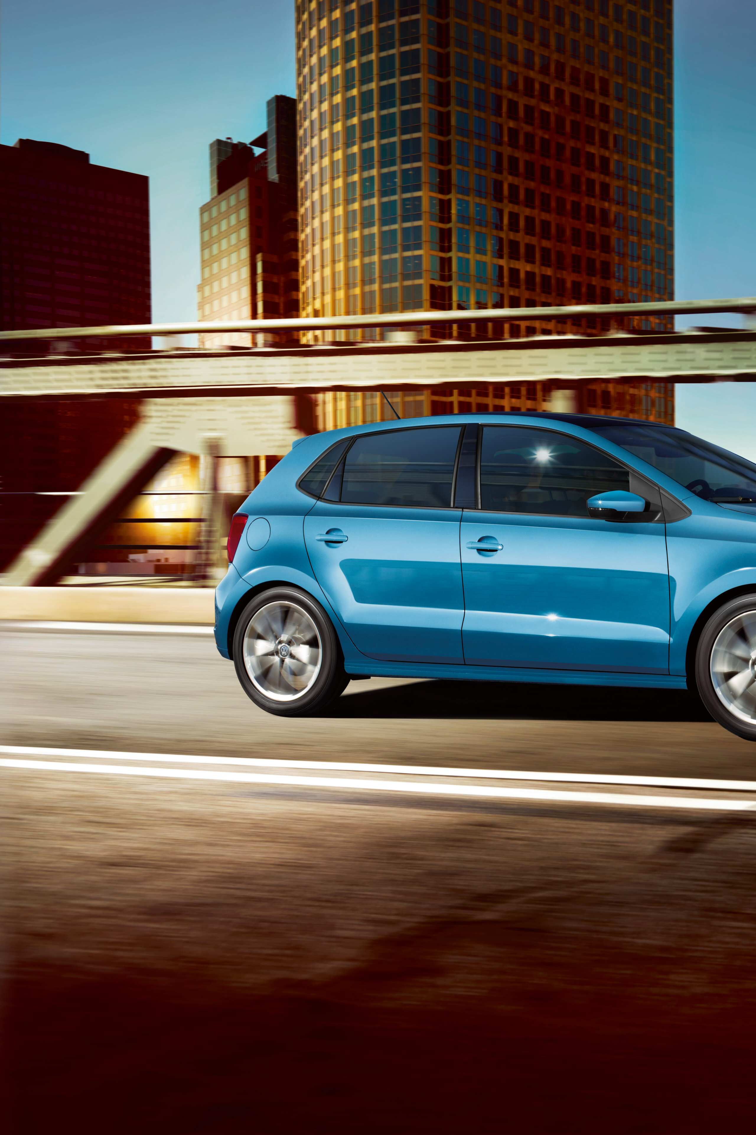 vw polo blau stadt seitenansicht brücke