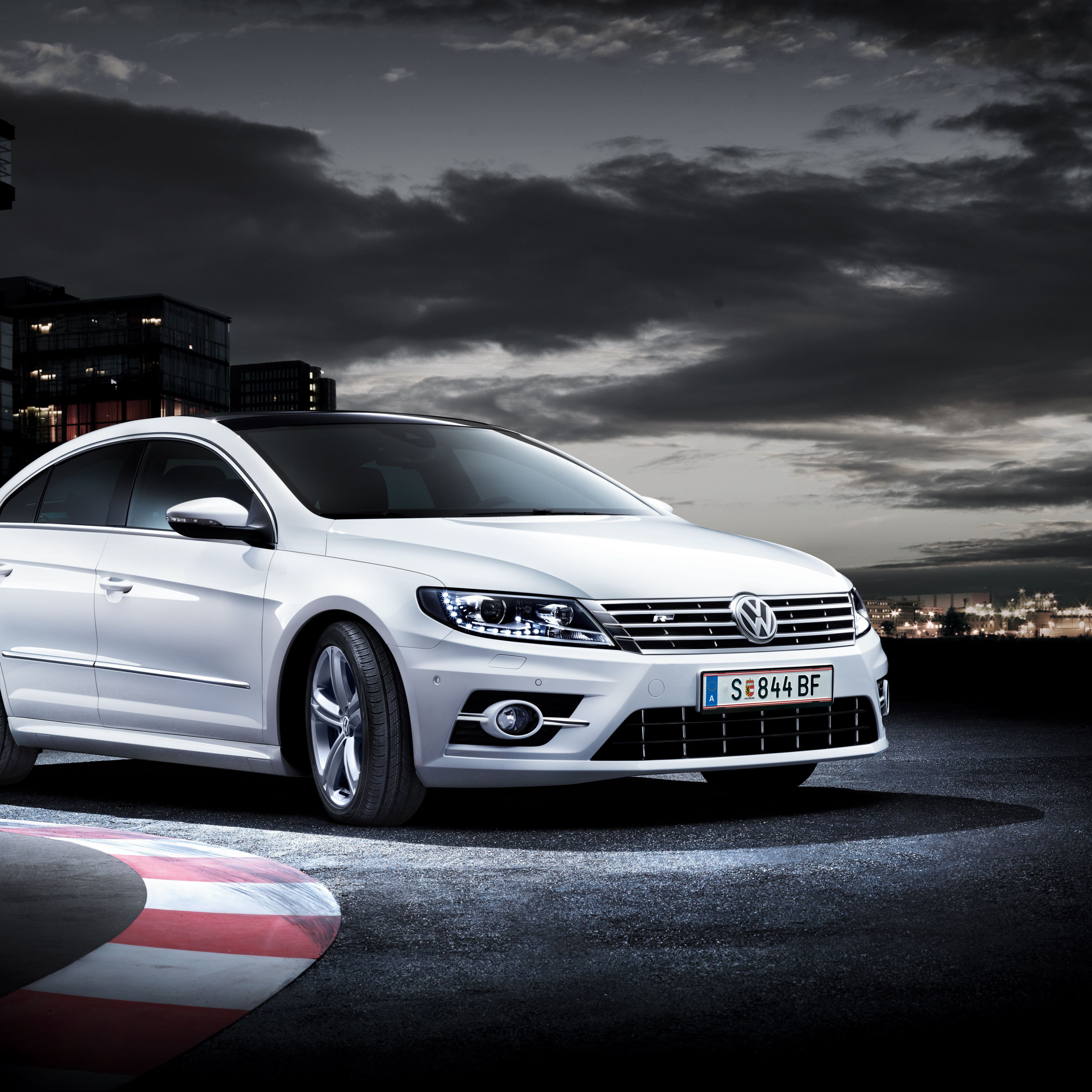 Zu sehen ist ein weißer Volkswagen CC bei Nacht